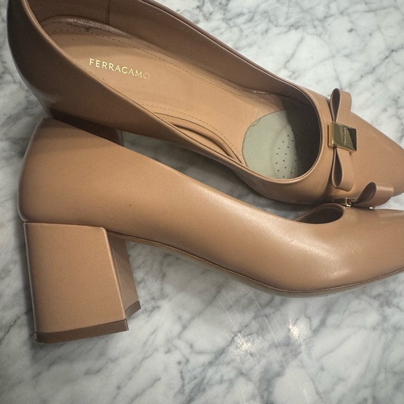 Salvatore Ferragamo Women's Beige Leather Pumps - Picture 2 of 4